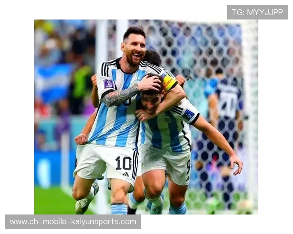 姆巴佩与青训教练拥抱合影，感恩始于脚下