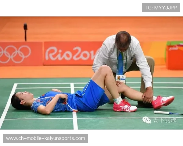 羽毛球选手赛后躺地像动画角色：运动激情与瞬间的艺术